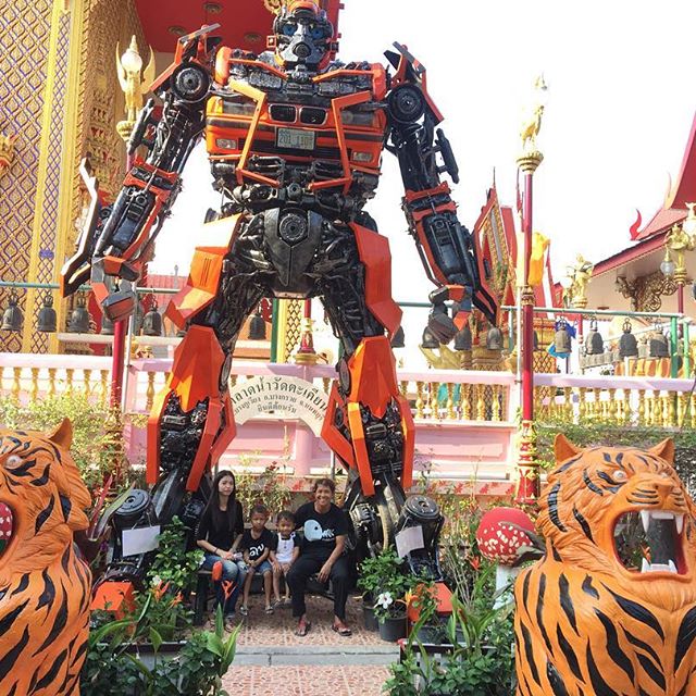tuong transformers khong lo cao 8m dat tai cong chua o thai lan khien du khach thich thu