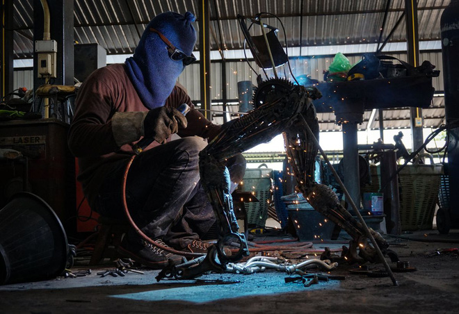 tuong transformers khong lo cao 8m dat tai cong chua o thai lan khien du khach thich thu