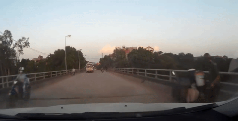 ket thuc chuyen di tai xe giat minh khi nhin nhung thu con sot lai tren xe