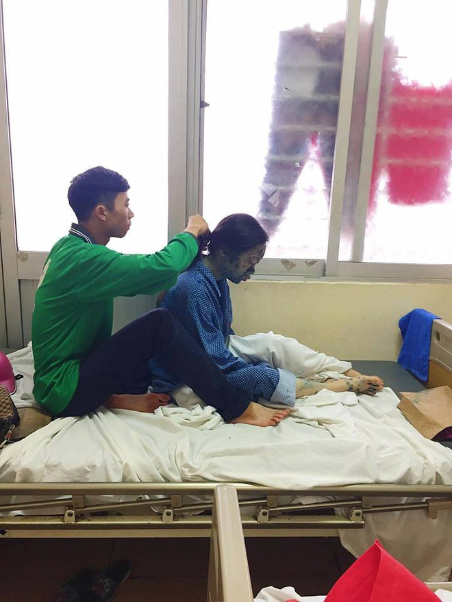 buc anh de thuong ve chang trai ngoi tet toc cho nguoi yeu bi thuy dau yeu la luon ben nhau ca khi xau xi nhat