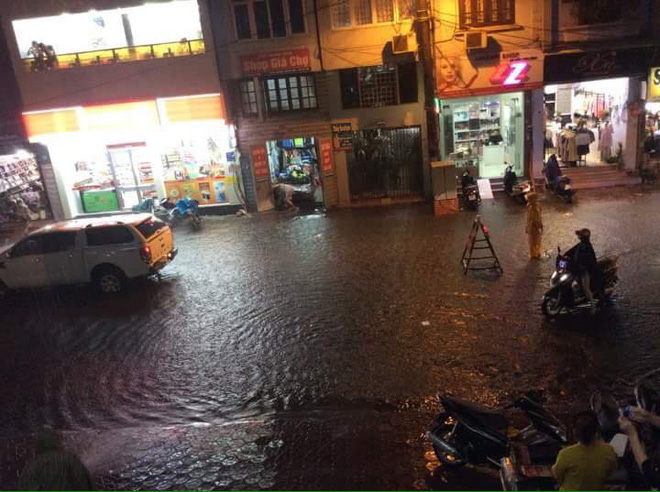 ha noi mua rao va dong bai do xe o sieu thi aeon mall long bien ngap nuoc