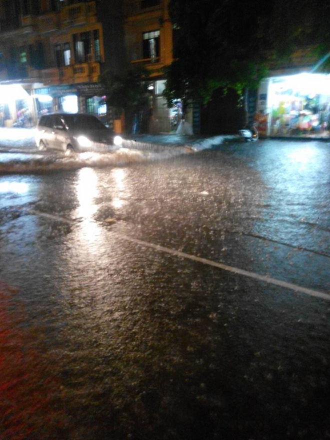 ha noi mua rao va dong bai do xe o sieu thi aeon mall long bien ngap nuoc