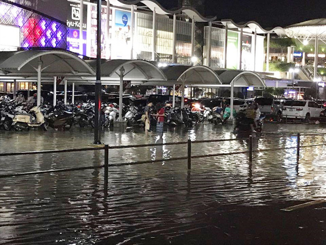 ha noi mua rao va dong bai do xe o sieu thi aeon mall long bien ngap nuoc