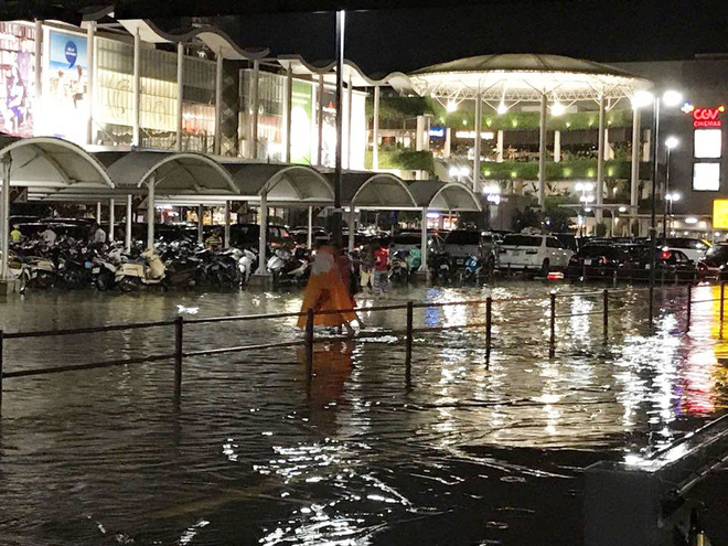 ha noi mua rao va dong bai do xe o sieu thi aeon mall long bien ngap nuoc