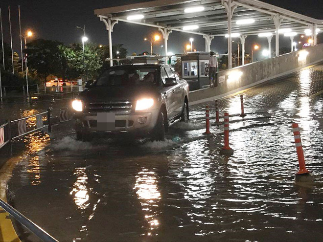 ha noi mua rao va dong bai do xe o sieu thi aeon mall long bien ngap nuoc