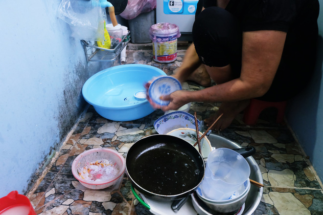 me bo di ba noi 60 tuoi lam giup viec chay xe om nuoi 3 dua chau o sai gon