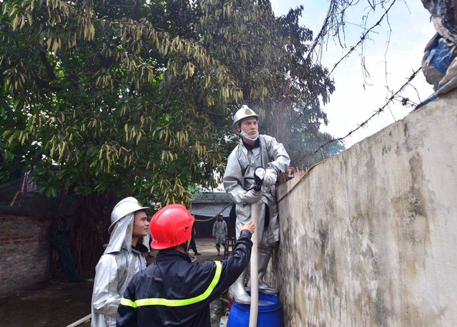ha noi chay lon tai xuong nhua rong 300m2 nguoi dan xung quanh nao loan