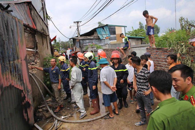 ha noi chay lon tai xuong nhua rong 300m2 nguoi dan xung quanh nao loan