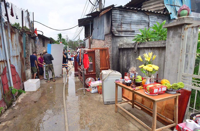 ha noi chay lon tai xuong nhua rong 300m2 nguoi dan xung quanh nao loan
