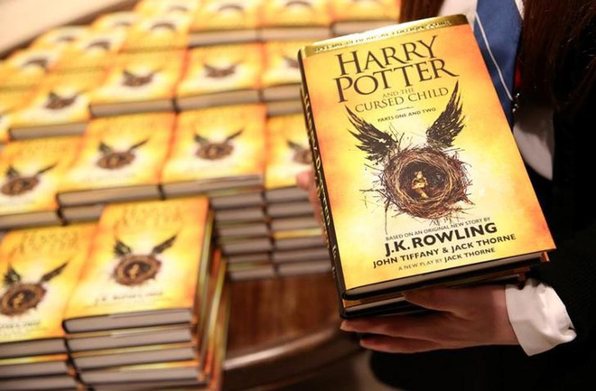 harry potter da buoc sang tuoi 20 hanh trinh 2 thap ky cua cuon sach tung nhieu lan bi choi bo