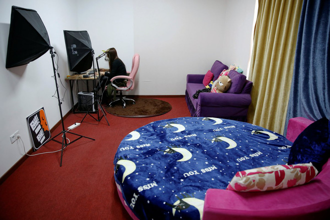 nen cong nghiep hai ra tien moi cho gioi tre trung quoc chi can livestream co ngay vai chuc trieu