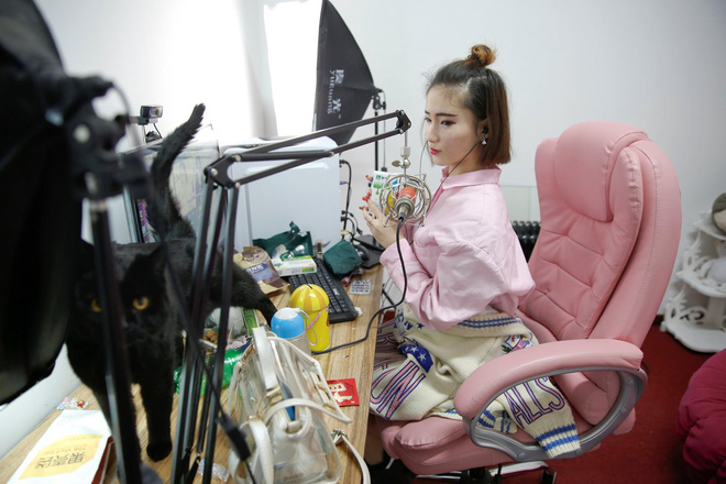 nen cong nghiep hai ra tien moi cho gioi tre trung quoc chi can livestream co ngay vai chuc trieu