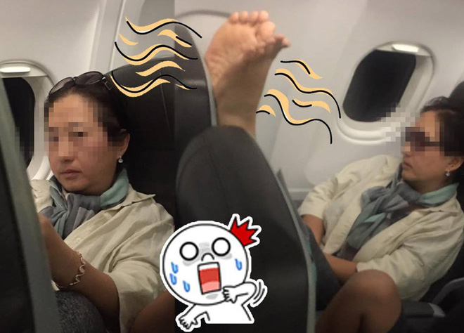 nu du khach han quoc tim moi cach duoi nguoi ngoi dang truoc tren may bay de duoc thoai mai gac chan len ghe