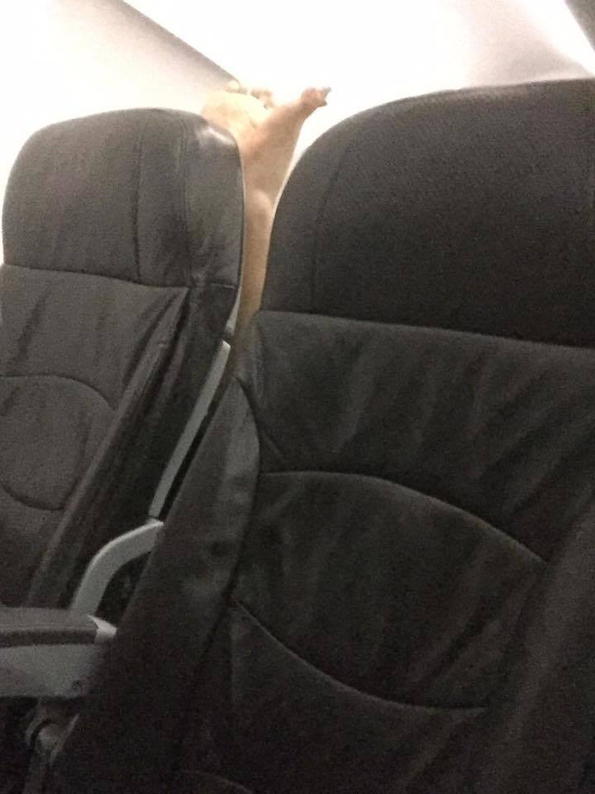 nu du khach han quoc tim moi cach duoi nguoi ngoi dang truoc tren may bay de duoc thoai mai gac chan len ghe