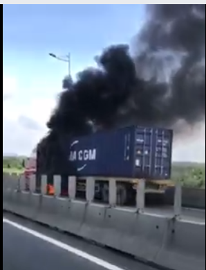 sai gon xe container bat ngo boc chay ngun ngut tren cao toc long thanh cau giay