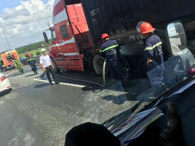 sai gon xe container bat ngo boc chay ngun ngut tren cao toc long thanh cau giay