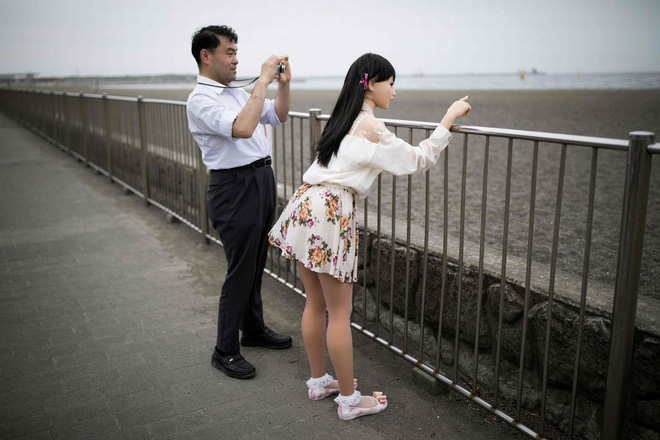 nguoi dan ong nhat ban song cung vo con va nhung co bup be tinh duc xinh dep