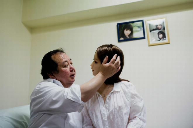 nguoi dan ong nhat ban song cung vo con va nhung co bup be tinh duc xinh dep
