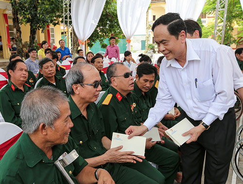 danh hon 3554 ty dong tang qua cho nguoi co cong