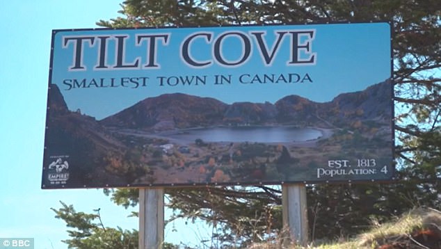 tilt cove thi tran nho nhat the gioi chi co 4 nguoi va 2 cot den duong