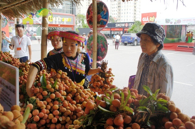 vai thieu viet nam lan dau co mat o sieu thi thai lan