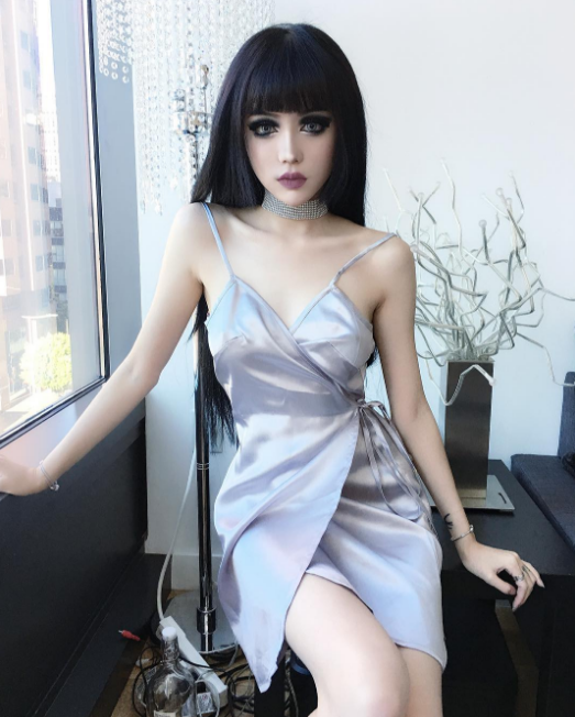 co gai trung quoc khien cu dan mang chao dao vi ve ngoai nhu mot bup be song