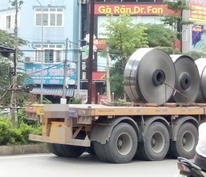 ha noi cuon inox nang hon 5 tan bat ngo roi tu xe container xuong duong