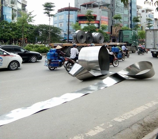 ha noi cuon inox nang hon 5 tan bat ngo roi tu xe container xuong duong