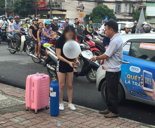 clip soc co gai xinh dep quyt tien taxi keo theo binh khi hit bong cuoi roi va vat giua duong pho ha noi