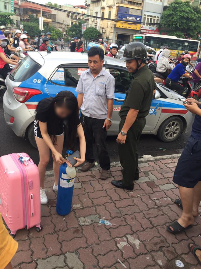 clip soc co gai xinh dep quyt tien taxi keo theo binh khi hit bong cuoi roi va vat giua duong pho ha noi