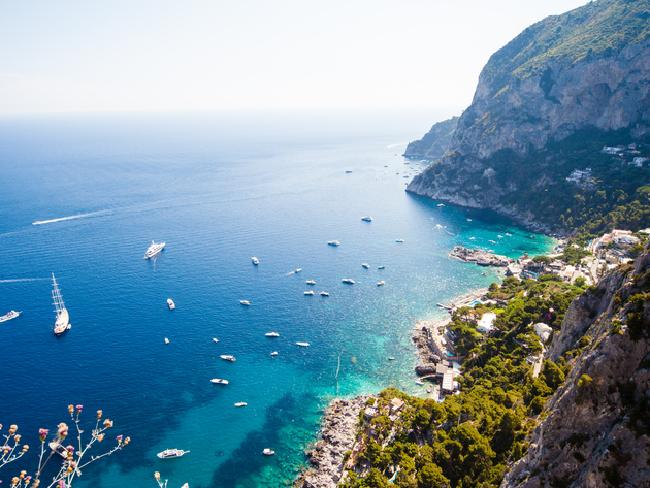 italia dao capri quyen ru doi mat voi nguy co vo tran cua lan song du lich