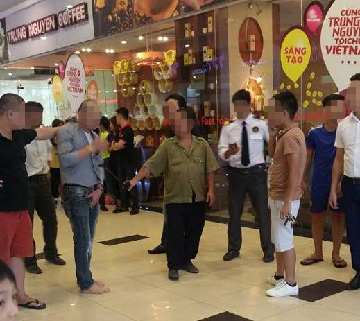 ha noi xon xao bao ve dam o chau be trong sieu thi o quan long bien