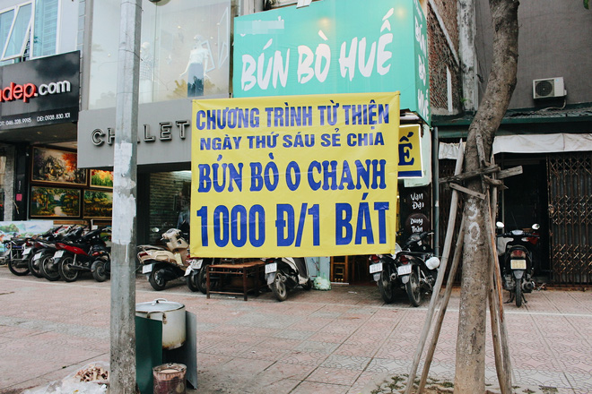 co chu ban hang nghin to bun bo hue gia 1000 dong cho nguoi lao dong ngheo o ha noi