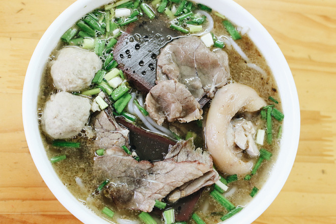 co chu ban hang nghin to bun bo hue gia 1000 dong cho nguoi lao dong ngheo o ha noi