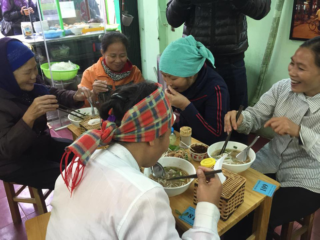 co chu ban hang nghin to bun bo hue gia 1000 dong cho nguoi lao dong ngheo o ha noi