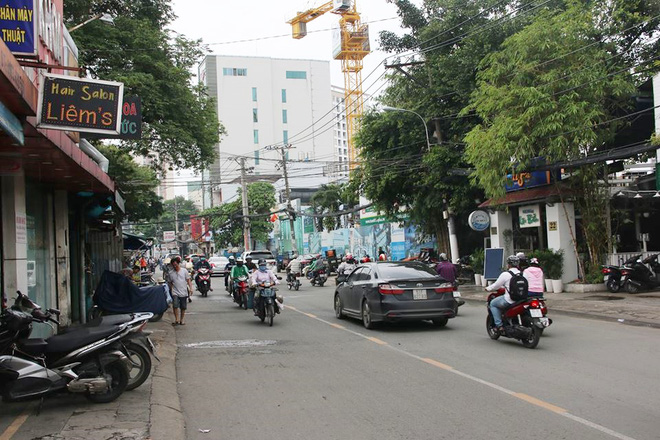 nguoi phu nu tum ao chui boi csgt o sai gon khai do cho theo 4 con nho nen khong giu duoc binh tinh