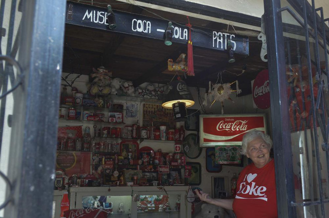 ga p nguo i phu nu nghie n coca cola hon ba t cu thu gi kha c tren do i di nh die m nga y uo ng 15 chai 355 ml tha m chi na u an ba ng coca