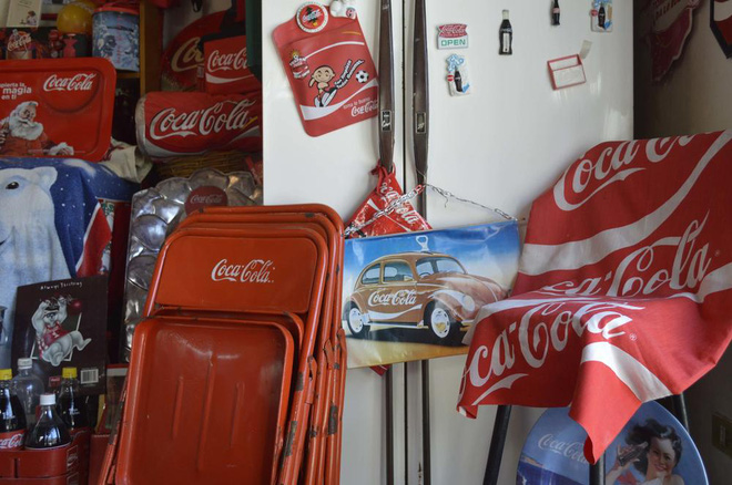 ga p nguo i phu nu nghie n coca cola hon ba t cu thu gi kha c tren do i di nh die m nga y uo ng 15 chai 355 ml tha m chi na u an ba ng coca
