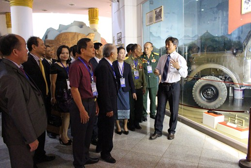 doan dai bieu hoi huu nghi viet lao lao viet tham nha luu niem nguoi dat nen mong quan he lao viet nam