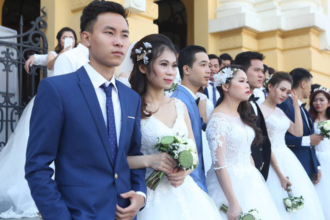 chum anh 40 cap co dau chu re dai nao pho di bo ho guom to chuc chup anh cuoi tap the