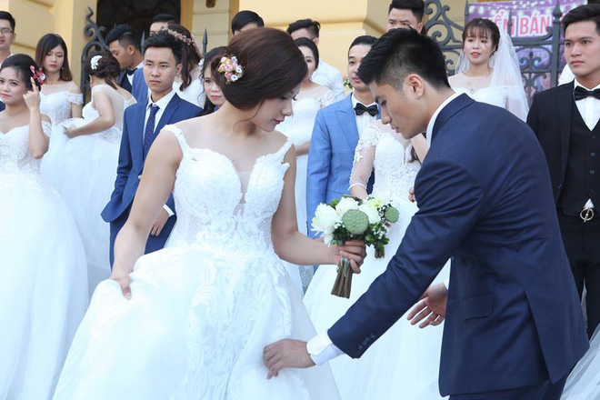 chum anh 40 cap co dau chu re dai nao pho di bo ho guom to chuc chup anh cuoi tap the