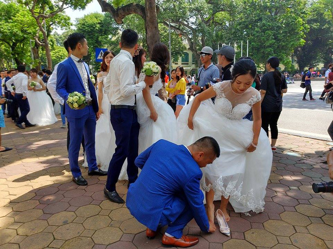 chum anh 40 cap co dau chu re dai nao pho di bo ho guom to chuc chup anh cuoi tap the