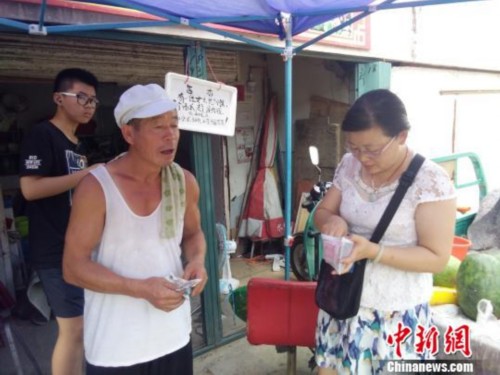 khach den mua hang quen lay tien thua ong lao ban dua hau treo thong bao tim nguoi suot nua thang troi