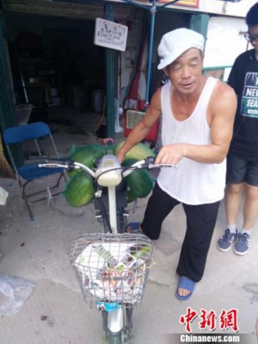 khach den mua hang quen lay tien thua ong lao ban dua hau treo thong bao tim nguoi suot nua thang troi