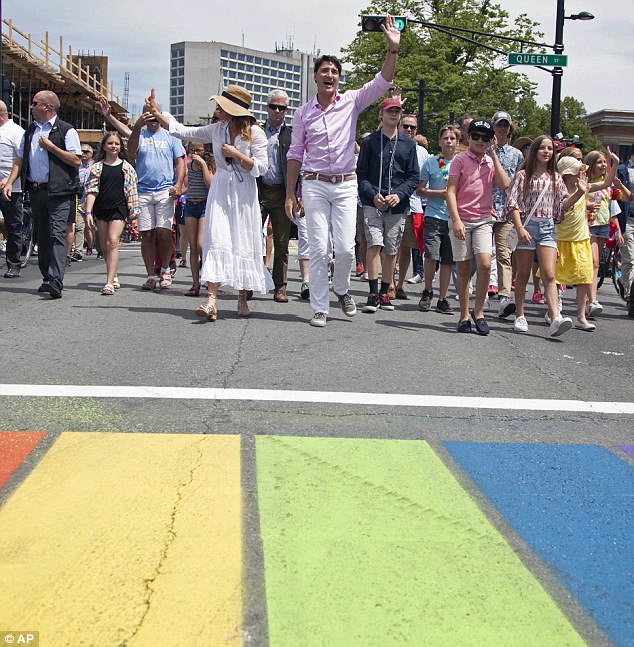 thu tuong canada xuat hien rang ro cung nhung nguoi chuyen gioi trong buoi tuan hanh tu hao lgbt