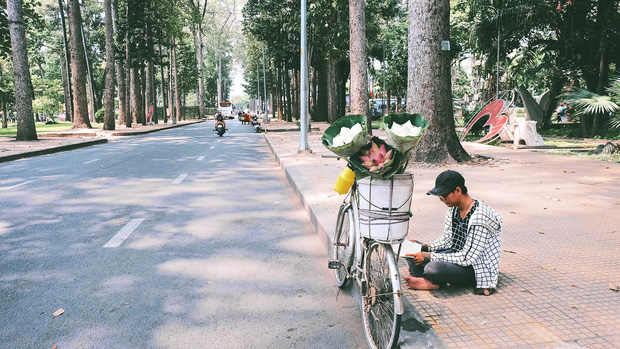 he cua con nha ngheo ban sen ban trai cay ban che nhung van vui biet bao vi giup duoc bo me