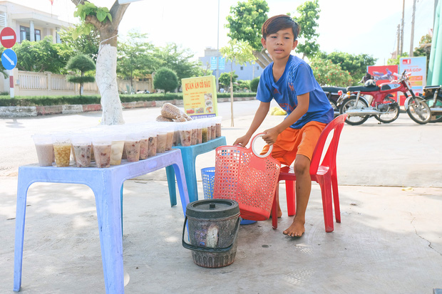 he cua con nha ngheo ban sen ban trai cay ban che nhung van vui biet bao vi giup duoc bo me