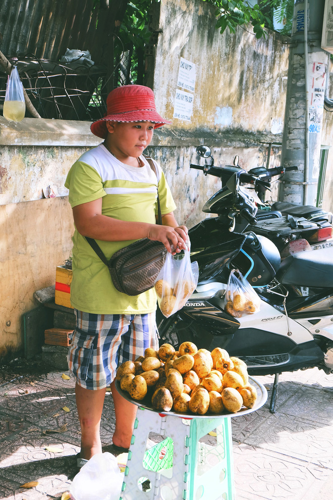 he cua con nha ngheo ban sen ban trai cay ban che nhung van vui biet bao vi giup duoc bo me