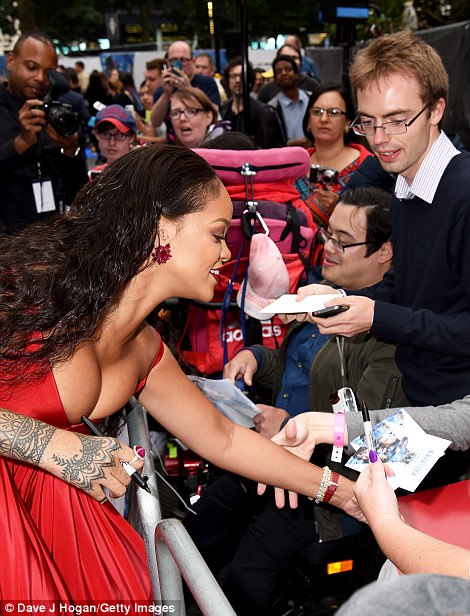 rihanna gay phan cam vi dien vay tre nai va o ep vong 1 qua da giua su kien