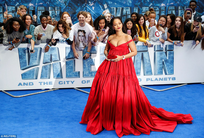 rihanna gay phan cam vi dien vay tre nai va o ep vong 1 qua da giua su kien